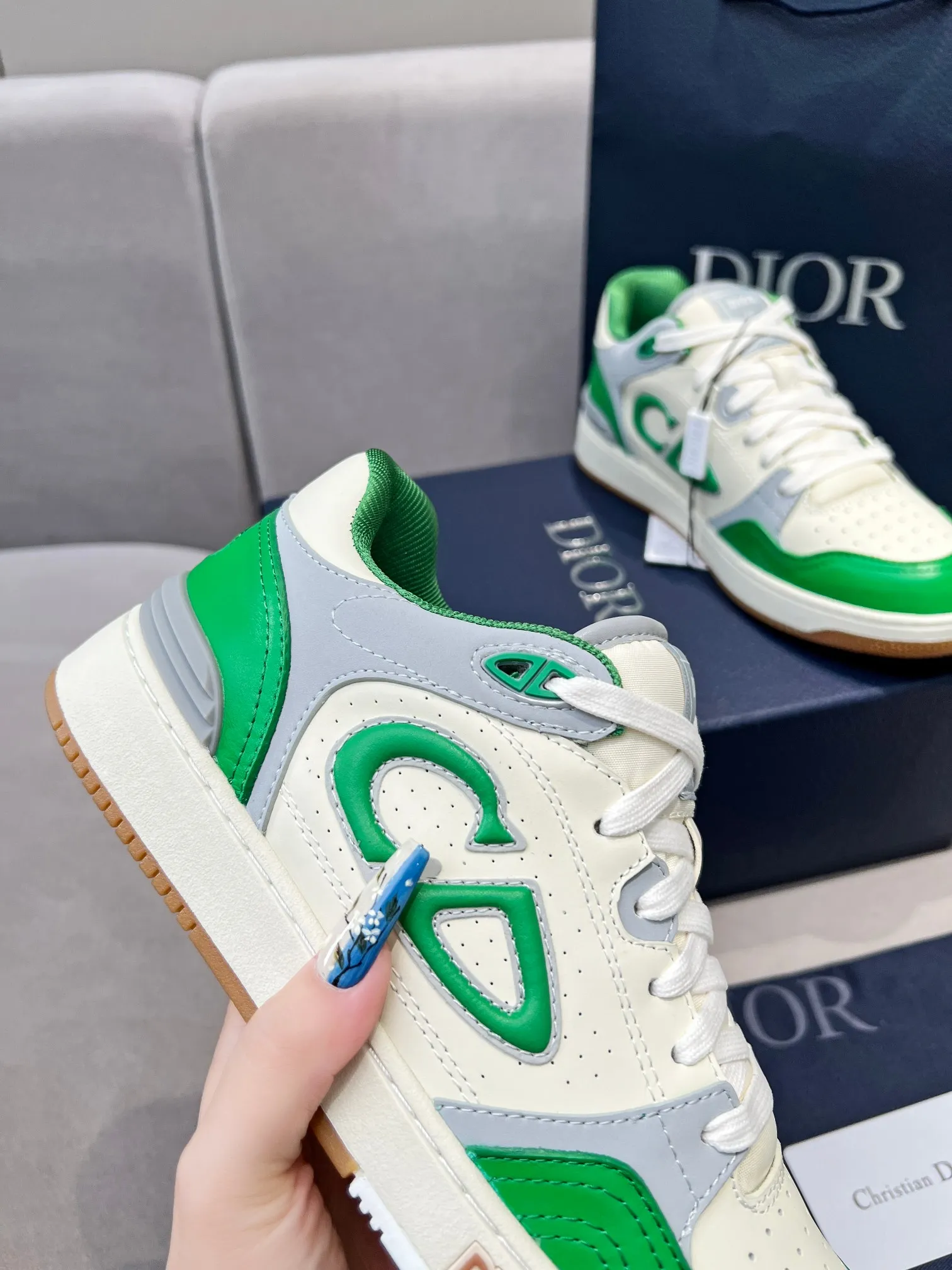 Men's Men's Shoes 💰600 Dior DiorB57 top version of low-top sneakers! ! ! Green with beige smooth first-layer cowhide, fully oiled edges, T men's shoes 💰U outsole.  The 2024 autumn men's wear series has made a wonderful debut, a new classic item launched by Dior. Crafted from smooth first-grain cow leather in vibrant green and beige, it's accented with tonal Oblique embossed labels on the sides. The distinctive laces of the same color match the color of the shoe body, and the opening and closing are decorated with various classic details on the tongue, sole and back side to enhance the style. The eyelet details, upper stitching and heel strip panels of the same color highlight the dynamic charm of its sports style. Exclusive two-color molded T men's shoes 💰U outsole is light, comfortable, non-slip and wear-resistant, the mesh lining and feet are customized with original colors, soft and breathable. Exquisite production technology highlights the grade, and can be matched with all kinds of clothing to create a refined look.